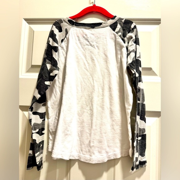 CHASER EUC Sz 7 White and Black Camo Long Sleeve Shirt - Picture 3 of 4